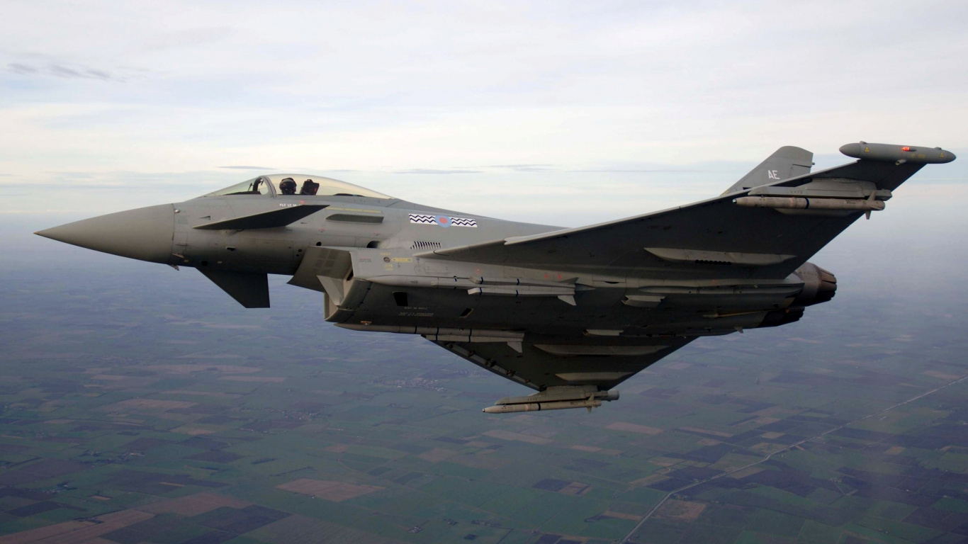 Grauer Kampfjet, Der Tagsüber Über Den Himmel Fliegt. Wallpaper in 1366x768 Resolution