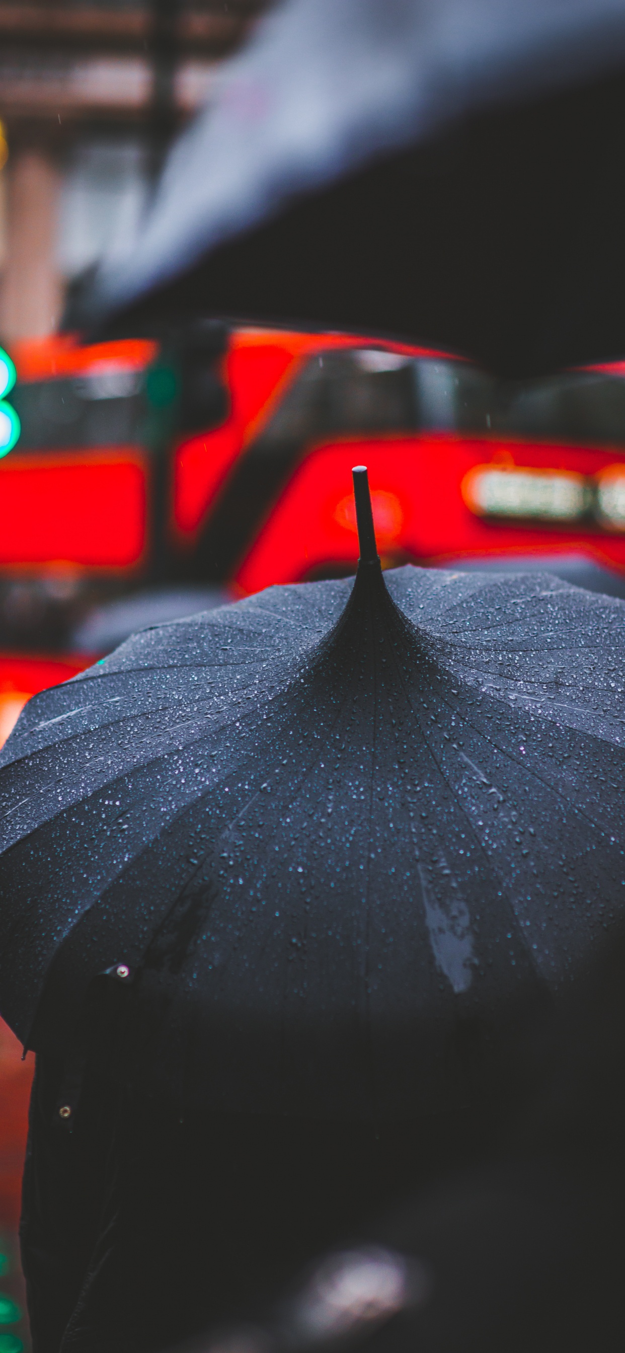 Person in Schwarzem Regenschirm, Die Nachts Auf Der Straße Geht. Wallpaper in 1242x2688 Resolution