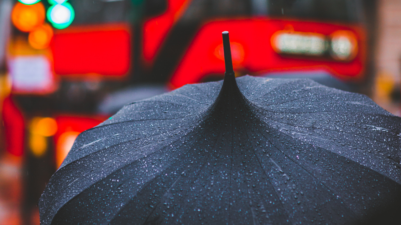 Person in Schwarzem Regenschirm, Die Nachts Auf Der Straße Geht. Wallpaper in 1280x720 Resolution