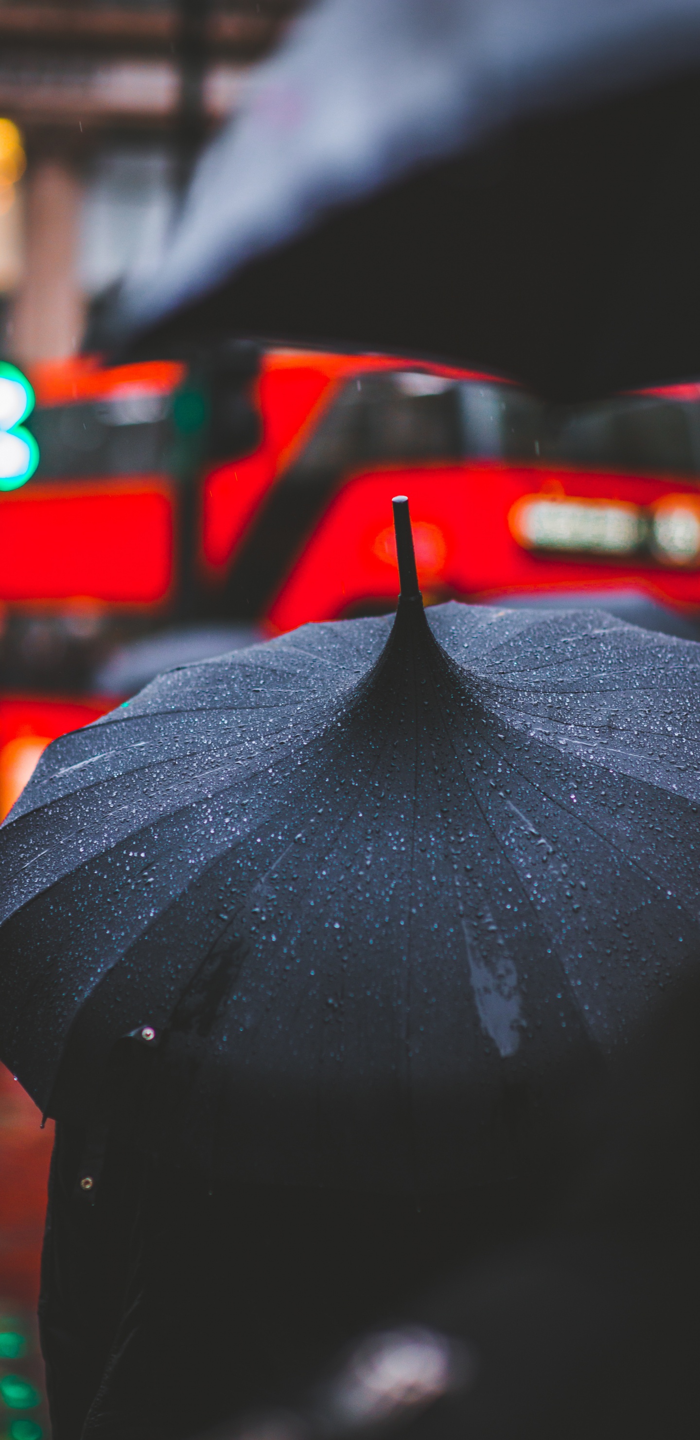 Personne en Parapluie Noir Marchant Dans la Rue Pendant la Nuit. Wallpaper in 1440x2960 Resolution