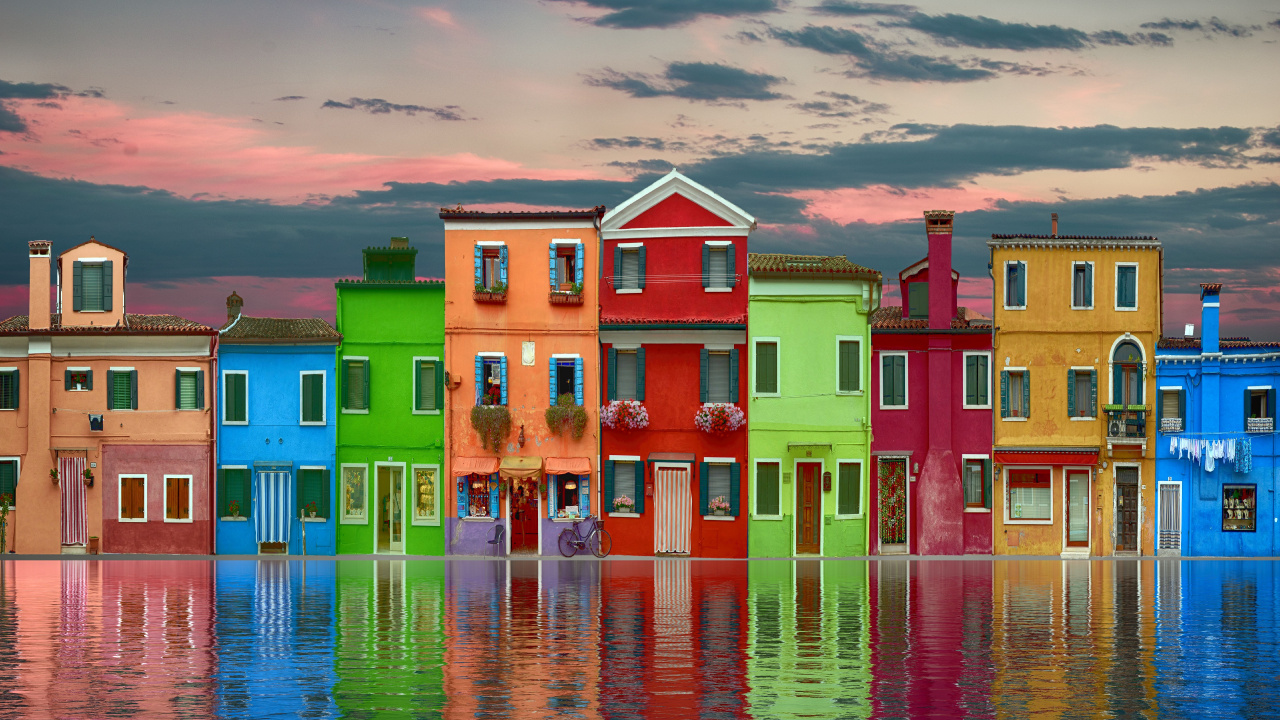 Red Green and Yellow Concrete Building Beside Body of Water During Daytime. Wallpaper in 1280x720 Resolution