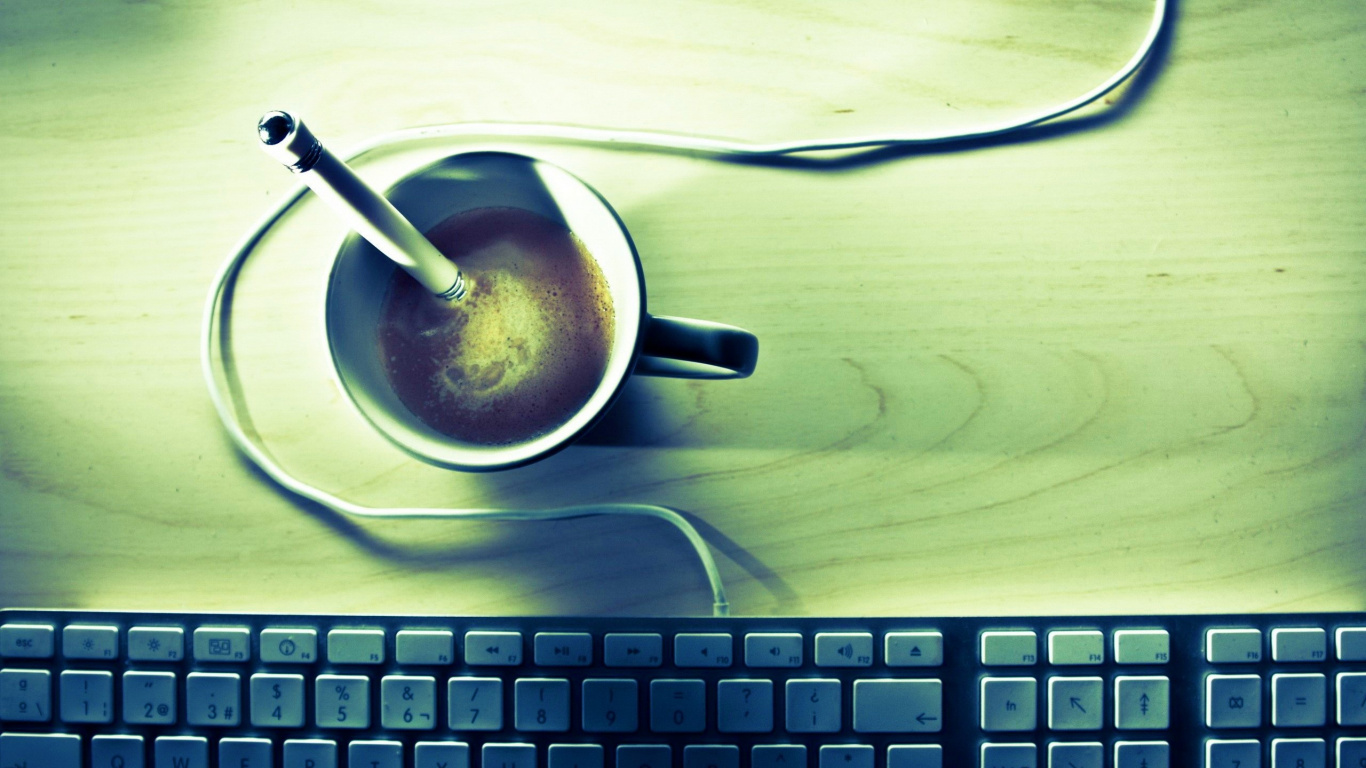 Weiße Keramiktasse Auf Weißer Keramikuntertasse Neben Schwarzer Computertastatur. Wallpaper in 1366x768 Resolution