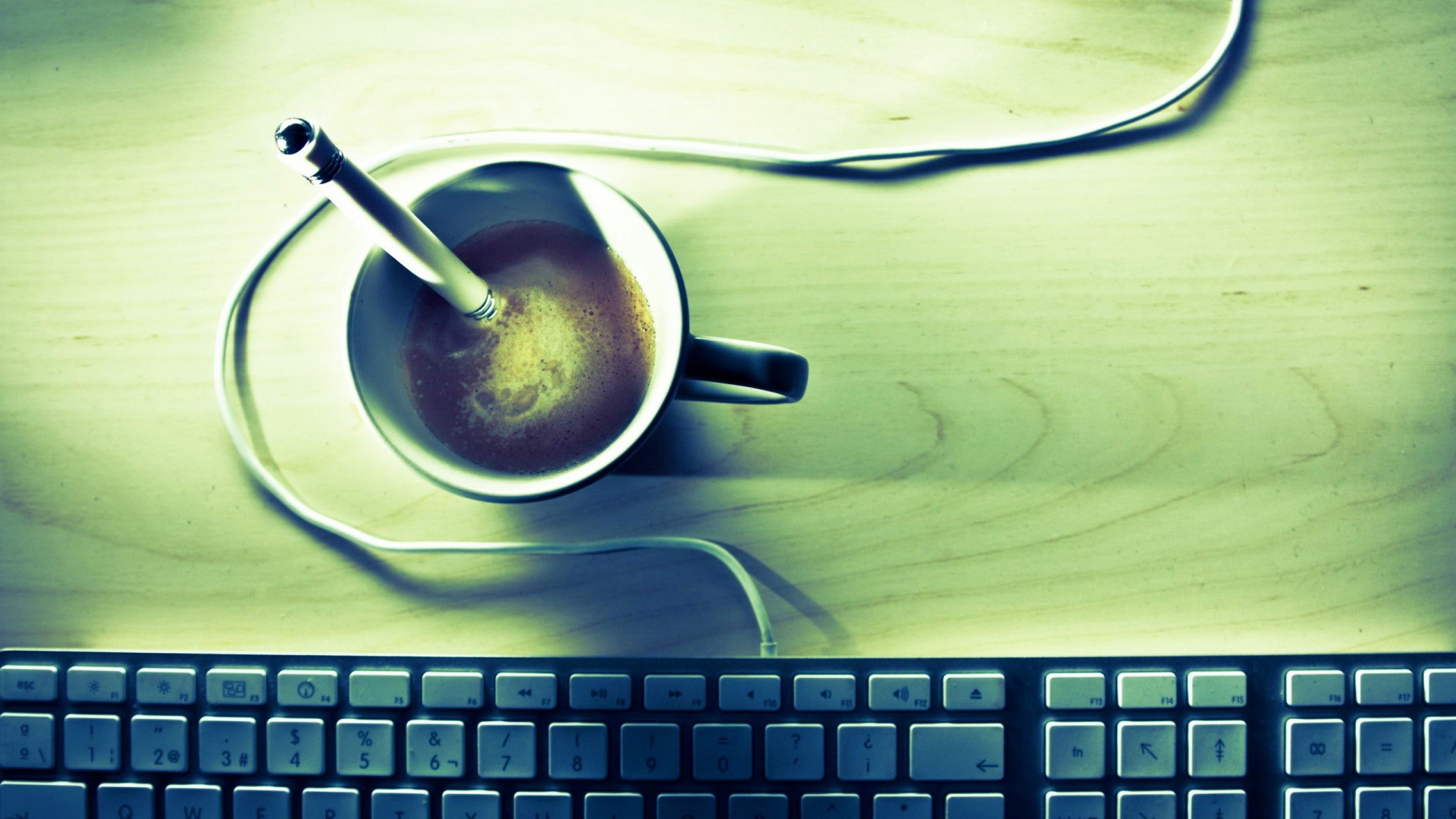 Tasse en Céramique Blanche Sur Une Soucoupe en Céramique Blanche à Côté du Clavier D'ordinateur Noir. Wallpaper in 1920x1080 Resolution