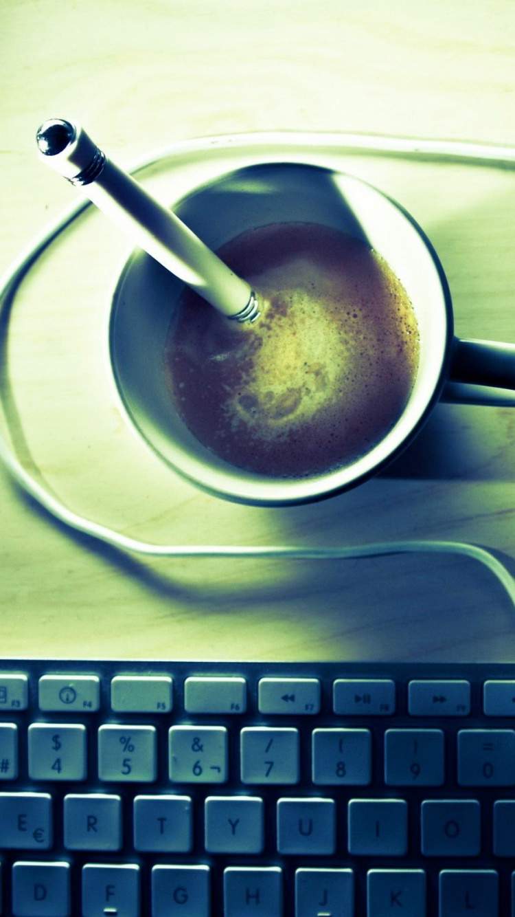 Tasse en Céramique Blanche Sur Une Soucoupe en Céramique Blanche à Côté du Clavier D'ordinateur Noir. Wallpaper in 750x1334 Resolution