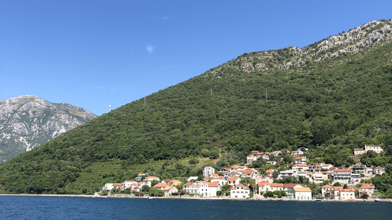 Body of Water, Mountainous Landforms, Nature, Coast, Vegetation. Wallpaper in 1366x768 Resolution