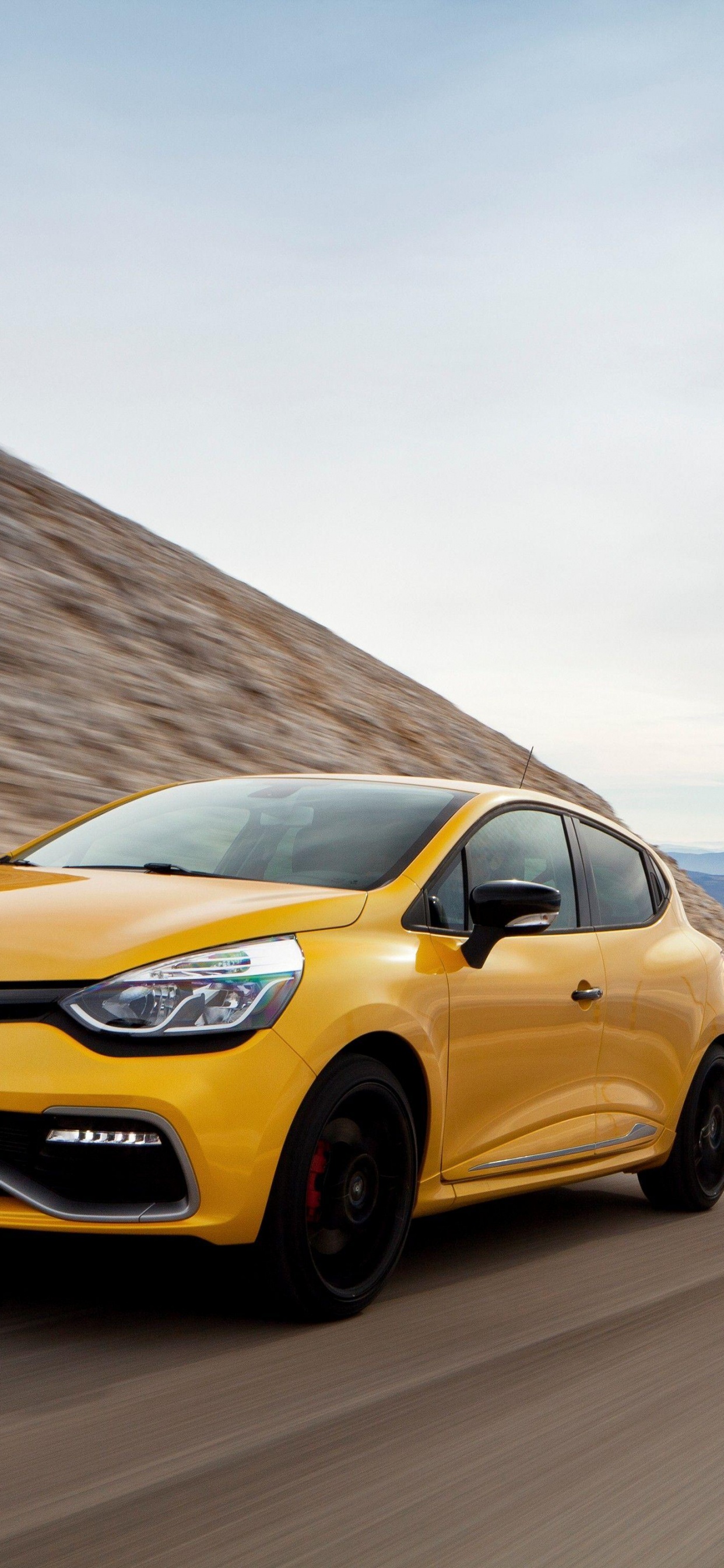 Voiture Jaune Sur Route Pendant la Journée. Wallpaper in 1242x2688 Resolution