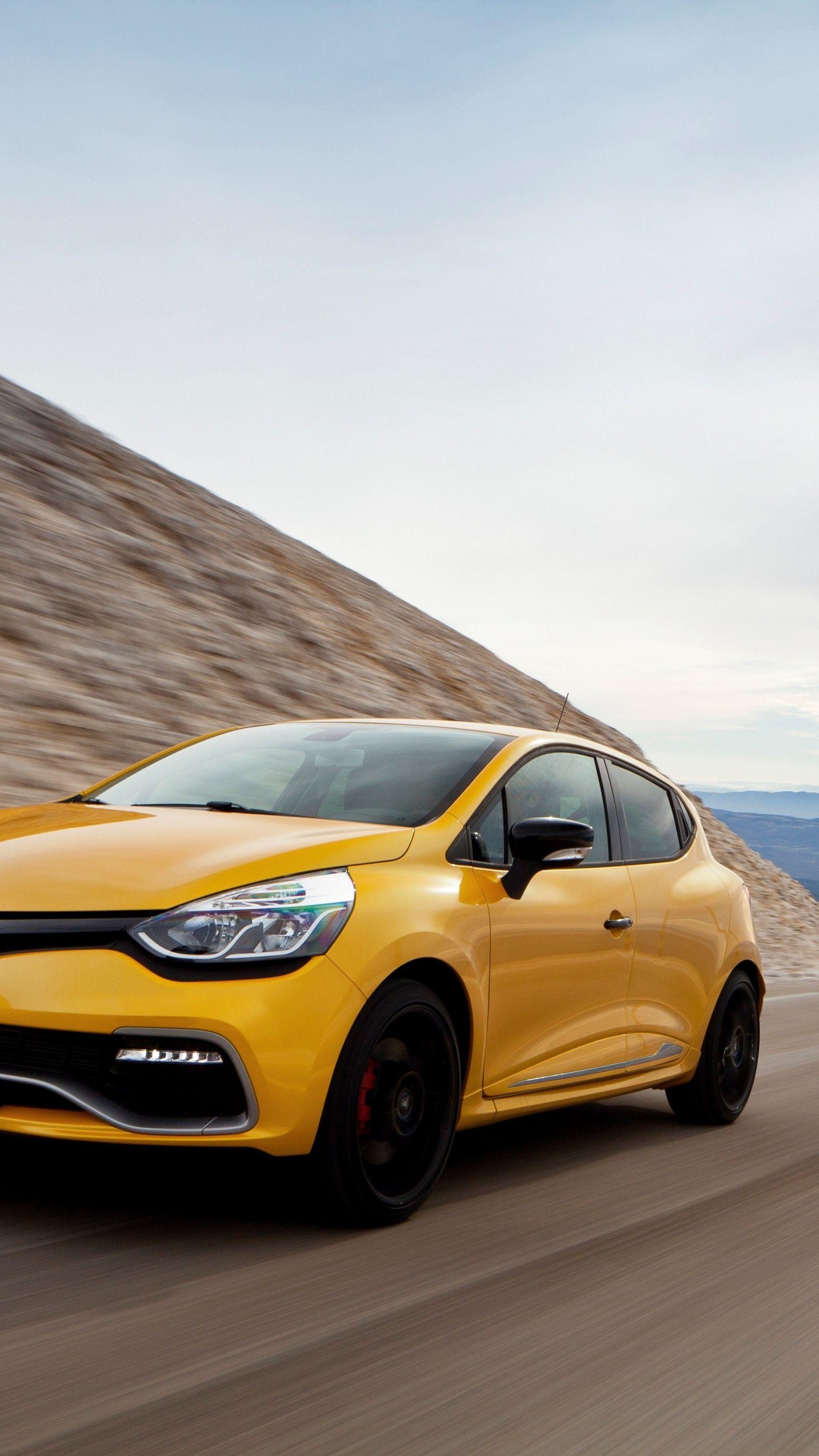 Voiture Jaune Sur Route Pendant la Journée. Wallpaper in 1440x2560 Resolution