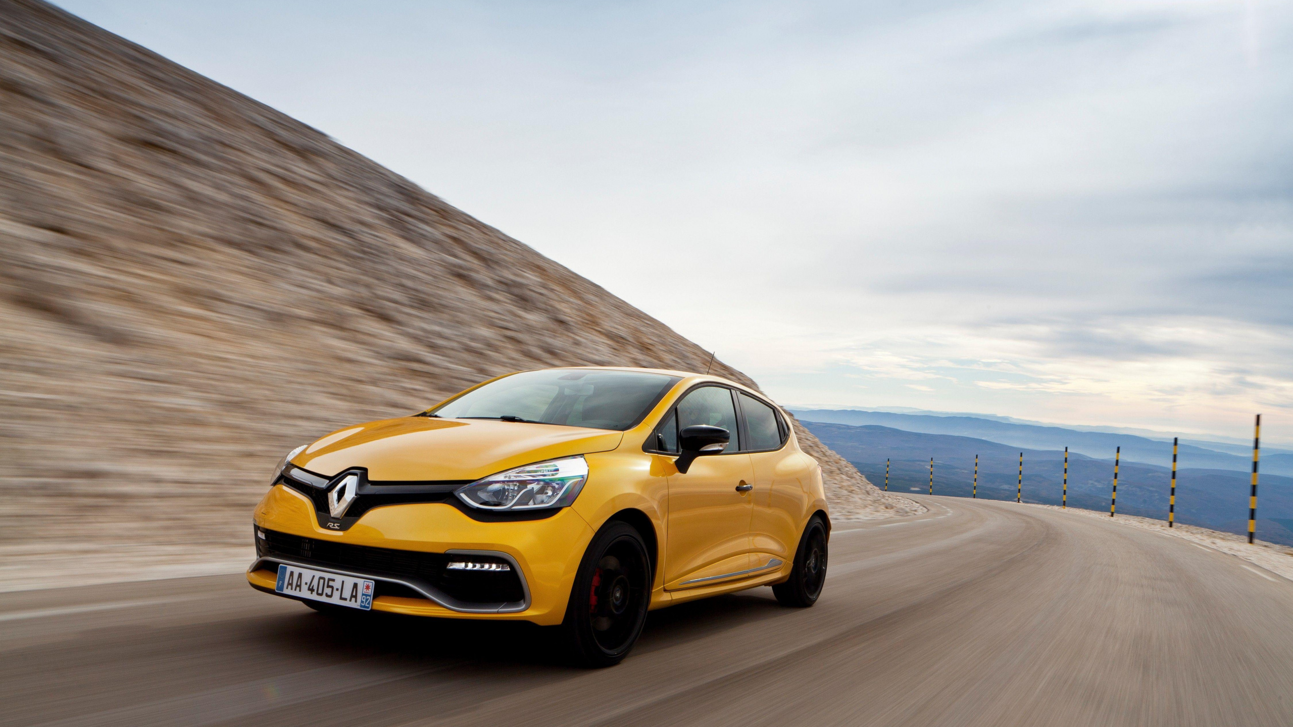 Voiture Jaune Sur Route Pendant la Journée. Wallpaper in 2560x1440 Resolution