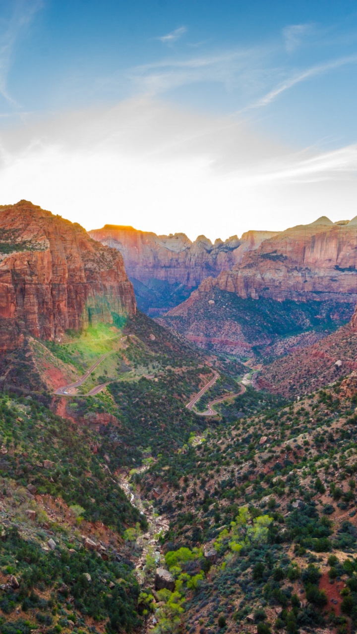 Montañas Marrones y Verdes Bajo un Cielo Azul Durante el Día. Wallpaper in 720x1280 Resolution