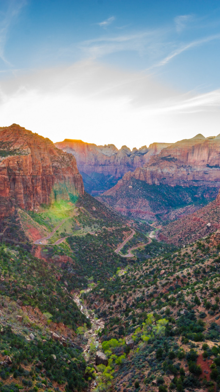 Montagnes Brunes et Vertes Sous Ciel Bleu Pendant la Journée. Wallpaper in 750x1334 Resolution