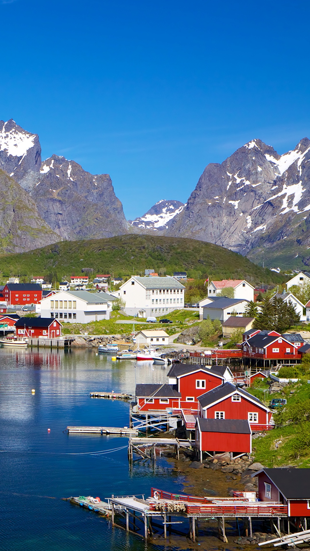 Barco Blanco y Marrón en el Cuerpo de Agua Cerca de la Montaña Durante el Día. Wallpaper in 1080x1920 Resolution