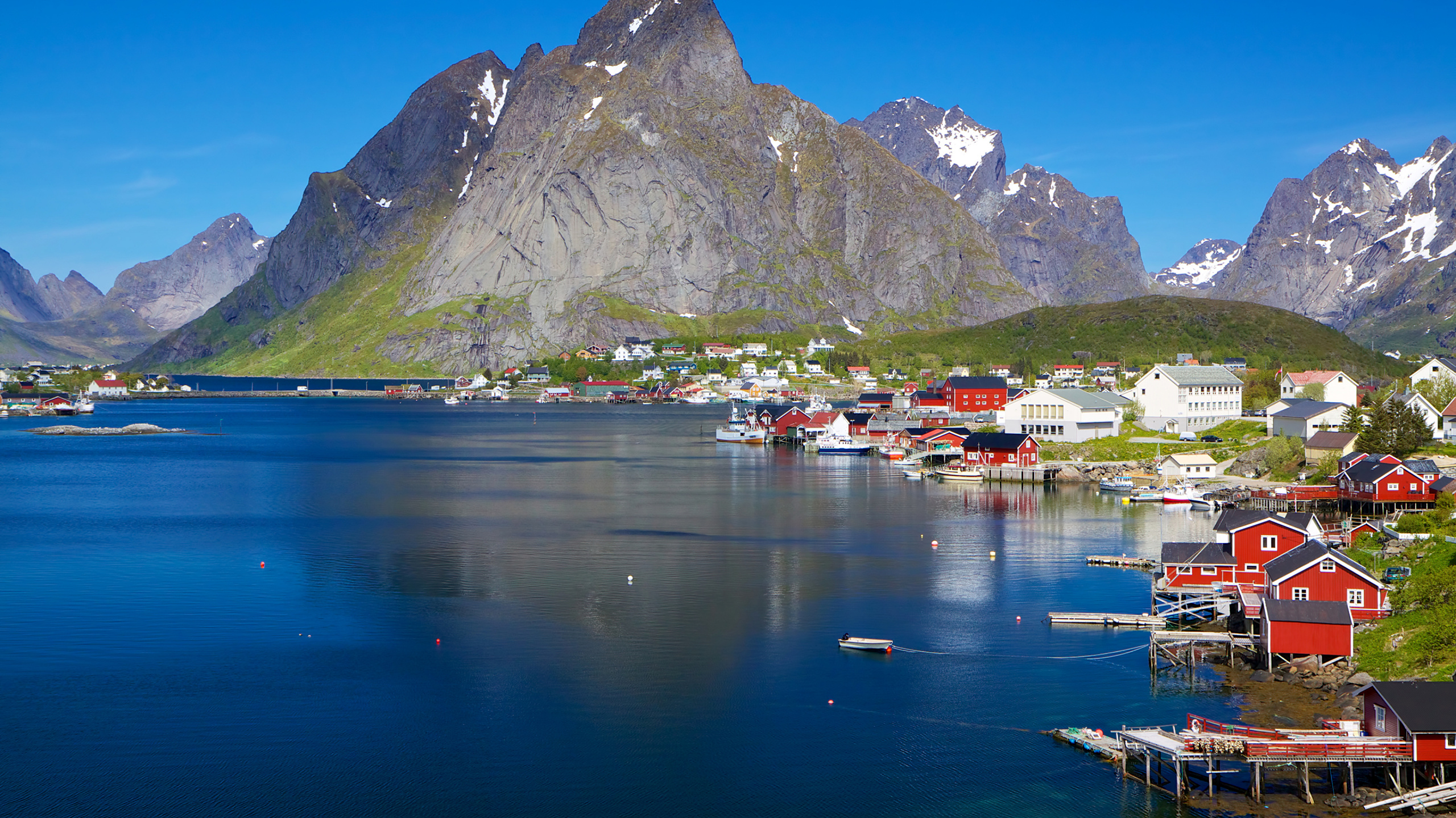 Barco Blanco y Marrón en el Cuerpo de Agua Cerca de la Montaña Durante el Día. Wallpaper in 2560x1440 Resolution
