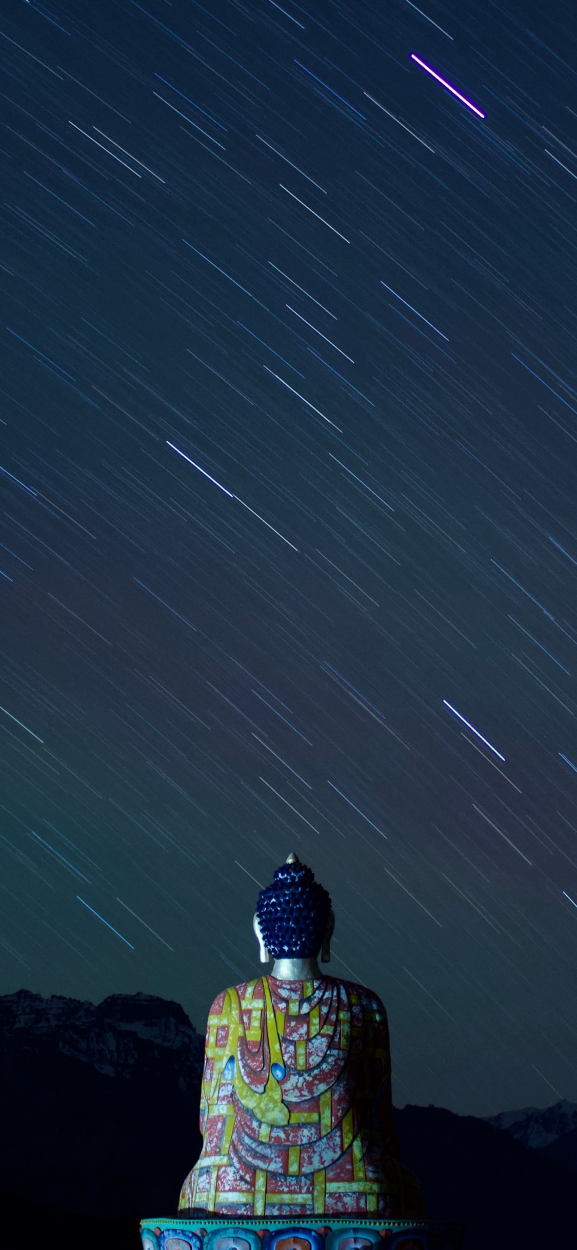 Personne en Robe à Fleurs Blanche et Bleue Debout Sur du Sable Brun Pendant la Journée. Wallpaper in 1125x2436 Resolution
