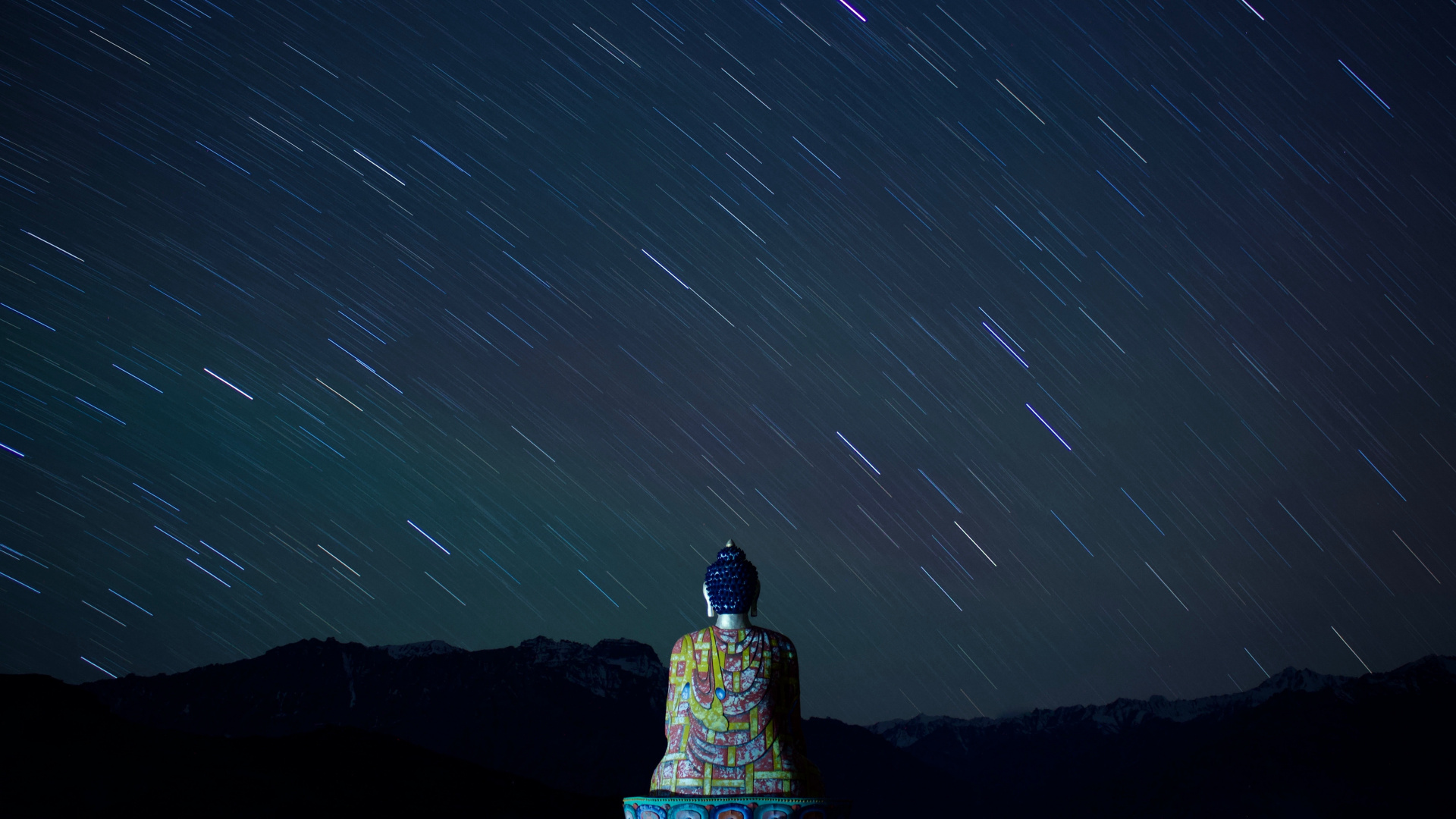 Personne en Robe à Fleurs Blanche et Bleue Debout Sur du Sable Brun Pendant la Journée. Wallpaper in 1920x1080 Resolution