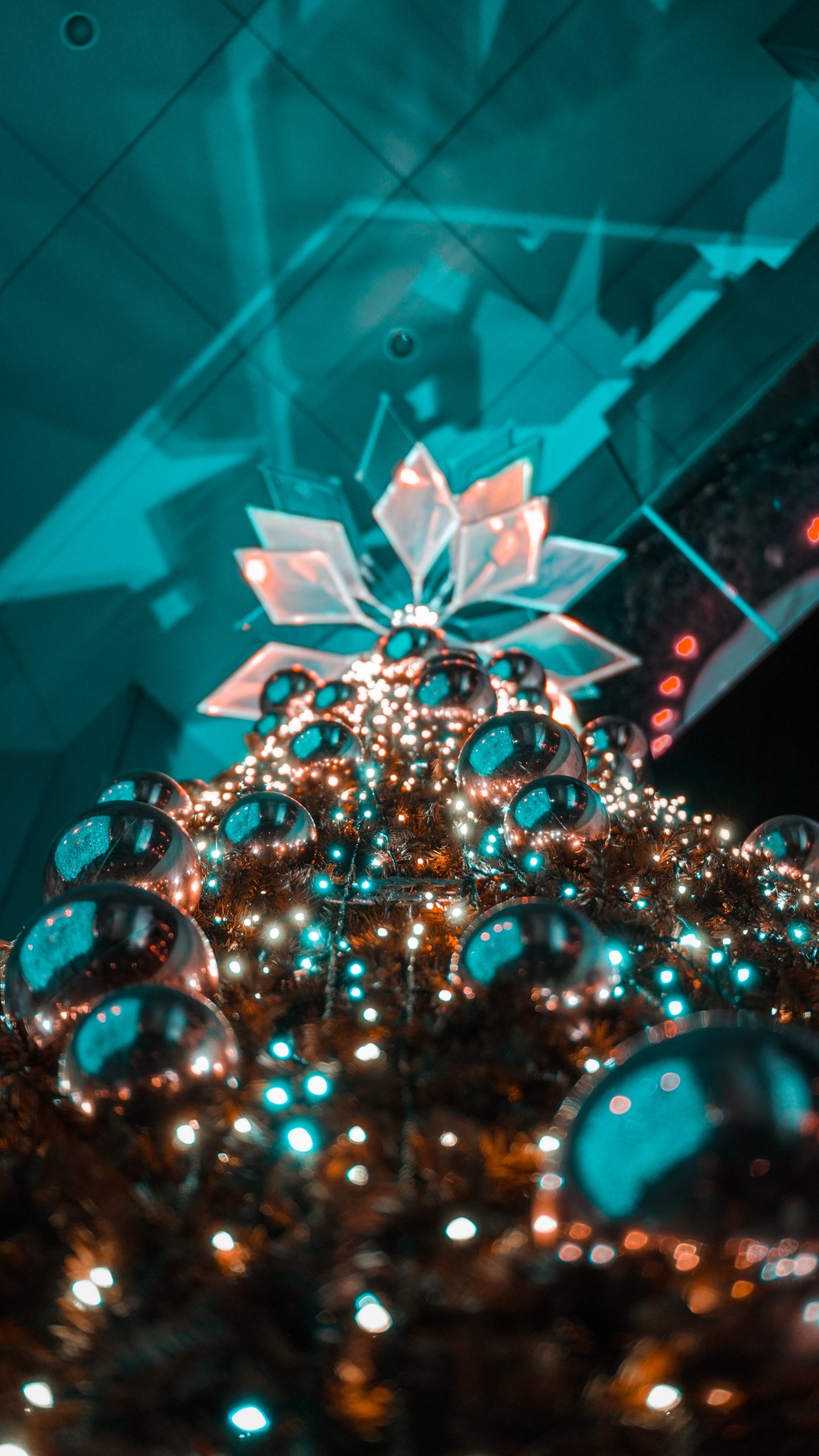 Silber- Und Goldkugeln Auf Glas. Wallpaper in 1440x2560 Resolution