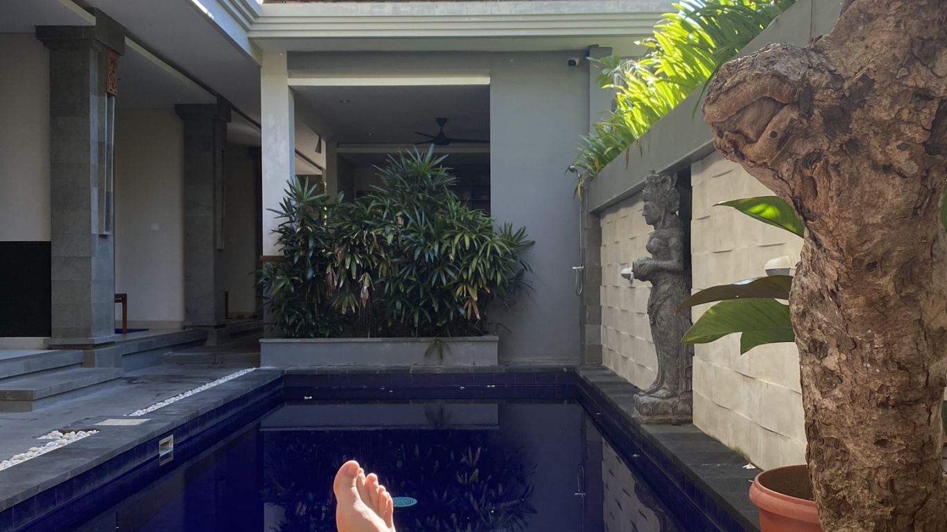 Haus, Pool, Immobilie, Eigenschaft, Blütenblatt. Wallpaper in 1366x768 Resolution