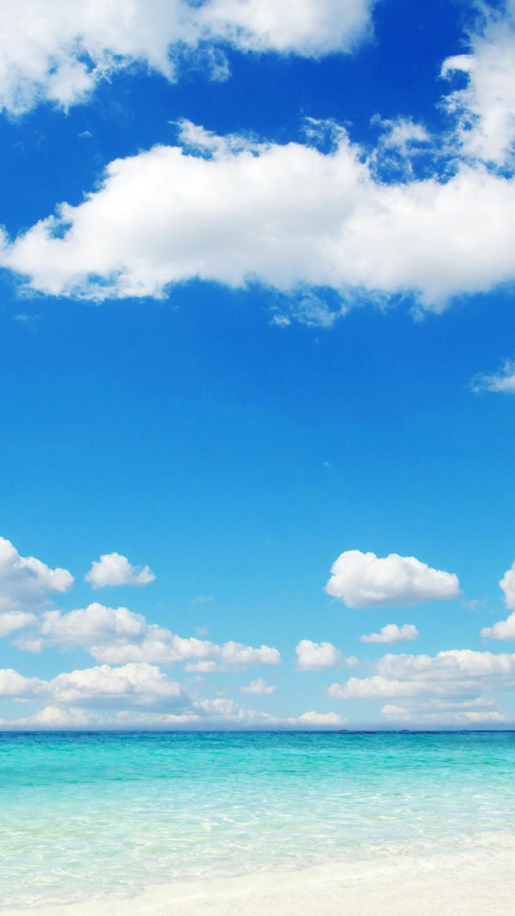 Ciel Bleu et Nuages Blancs Au-dessus de la Mer. Wallpaper in 750x1334 Resolution