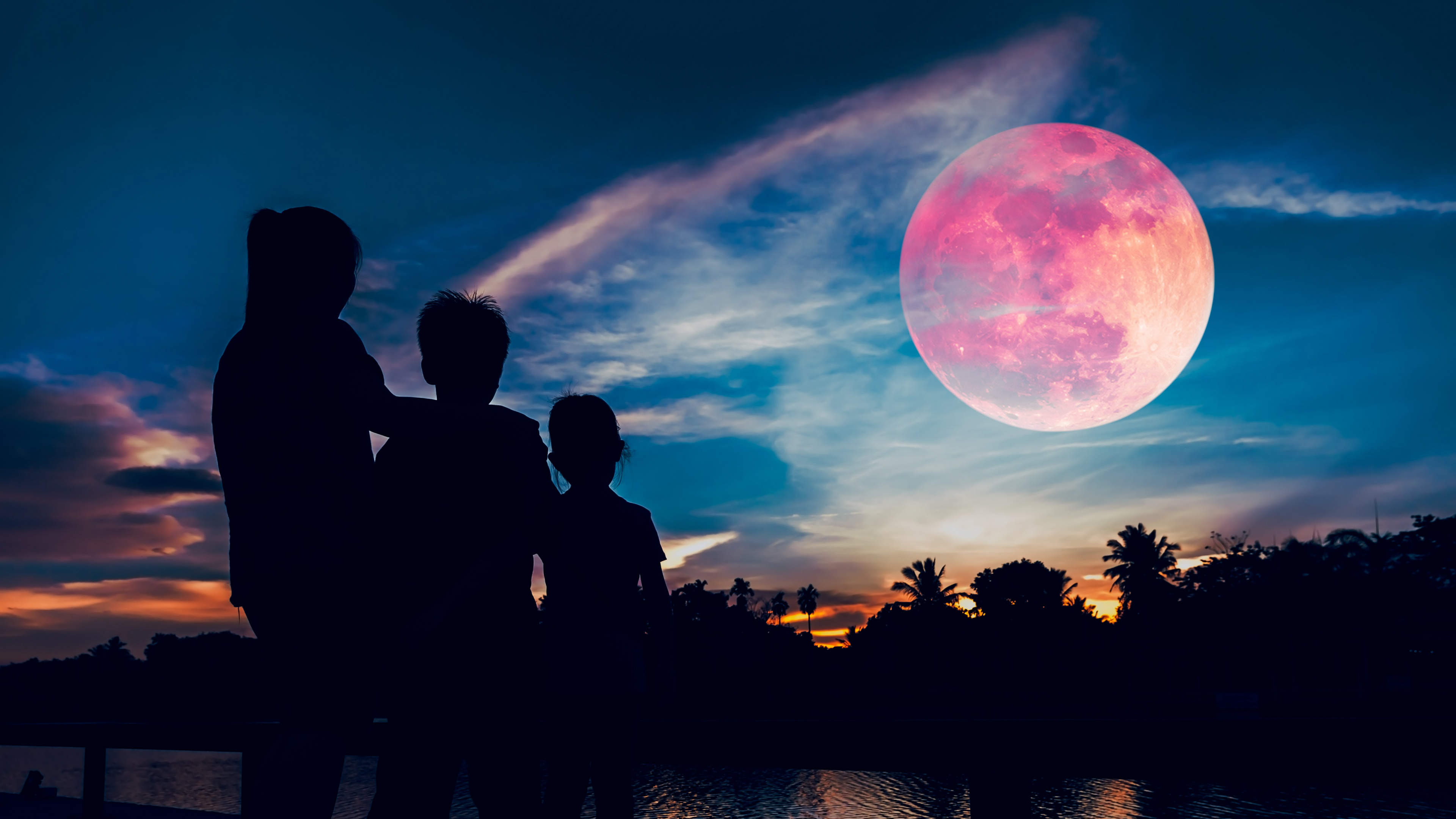 Silhouette Von Menschen, Die Nachts in Der Nähe Eines Gewässers Stehen. Wallpaper in 3840x2160 Resolution