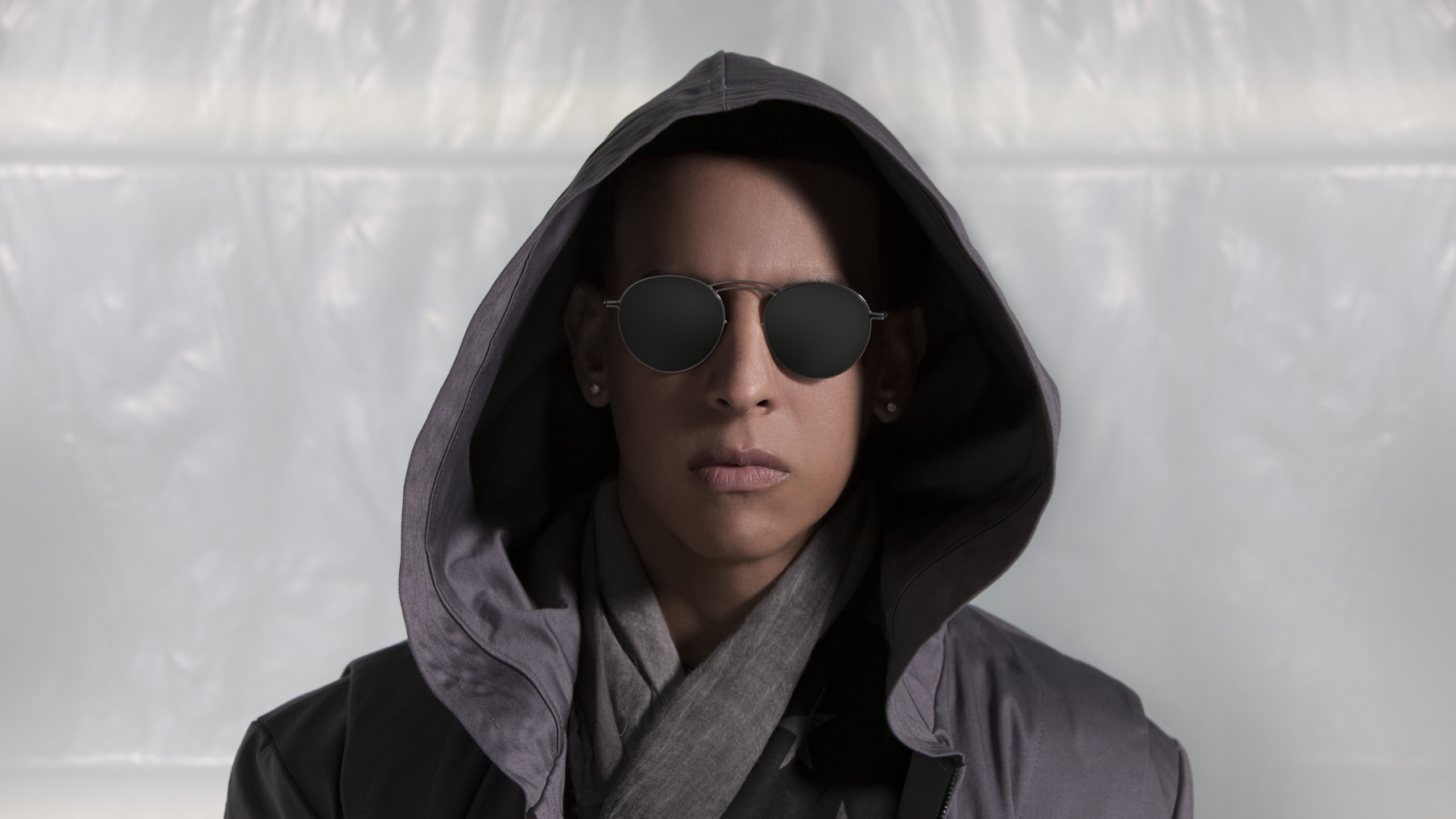 Reggaeton, Brillen, Sonnenbrille, Gesicht, Brille. Wallpaper in 2560x1440 Resolution