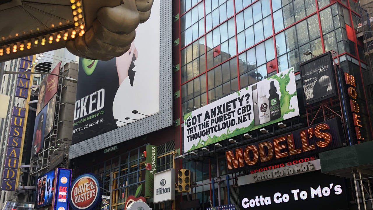 42e Rue, Roi, Roue, Feu de Stationnement Automobile, Bâtiment. Wallpaper in 1280x720 Resolution