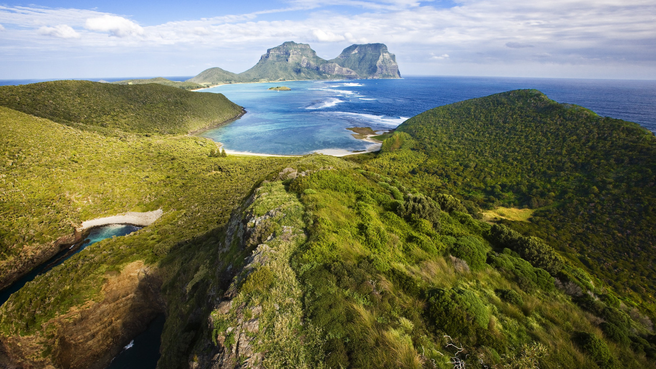 Green Mountain Beside Body of Water During Daytime. Wallpaper in 1280x720 Resolution