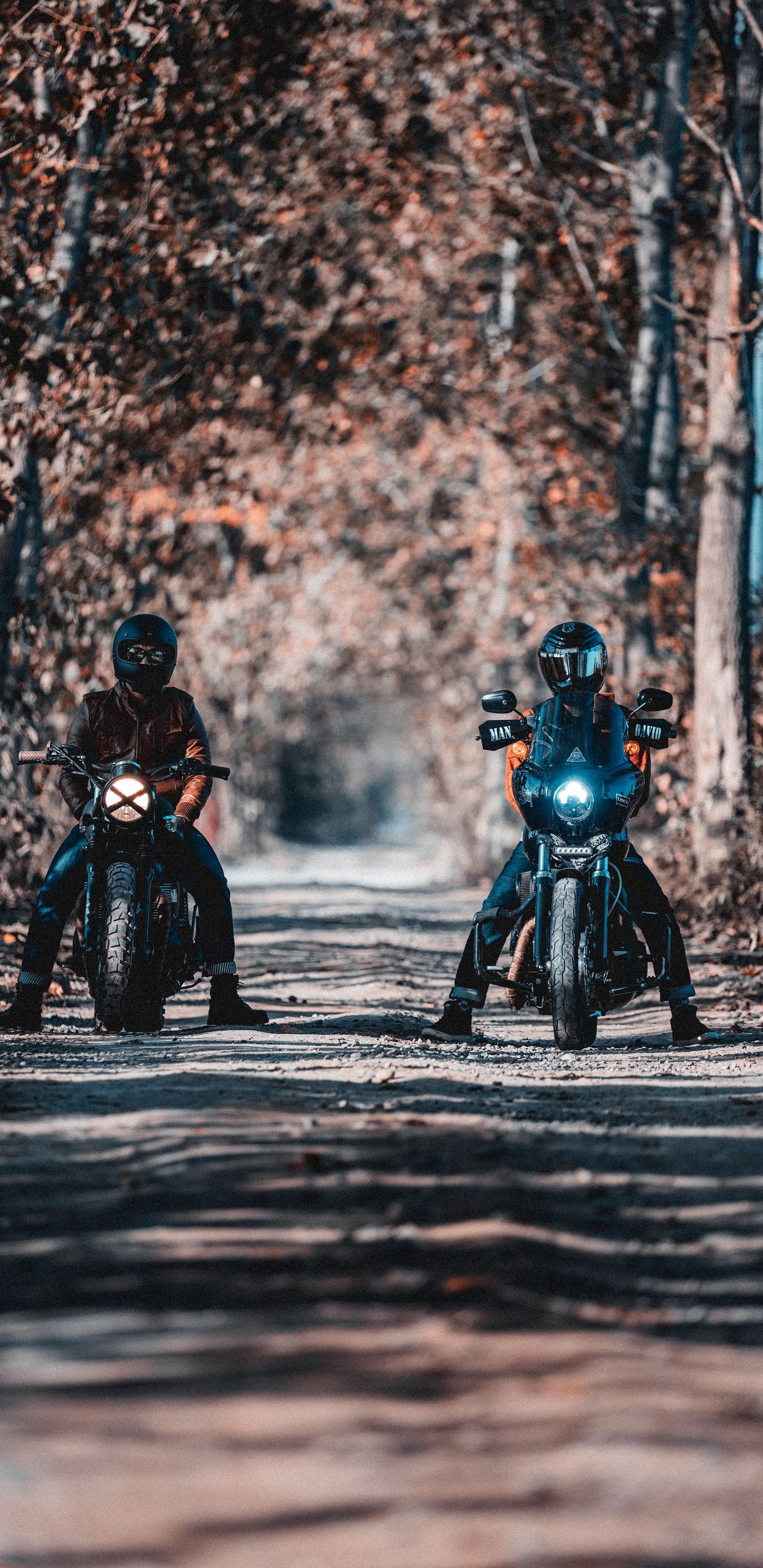 2 Personas en Traje Negro Montando Motocicleta en la Carretera Durante el Día. Wallpaper in 1440x2960 Resolution