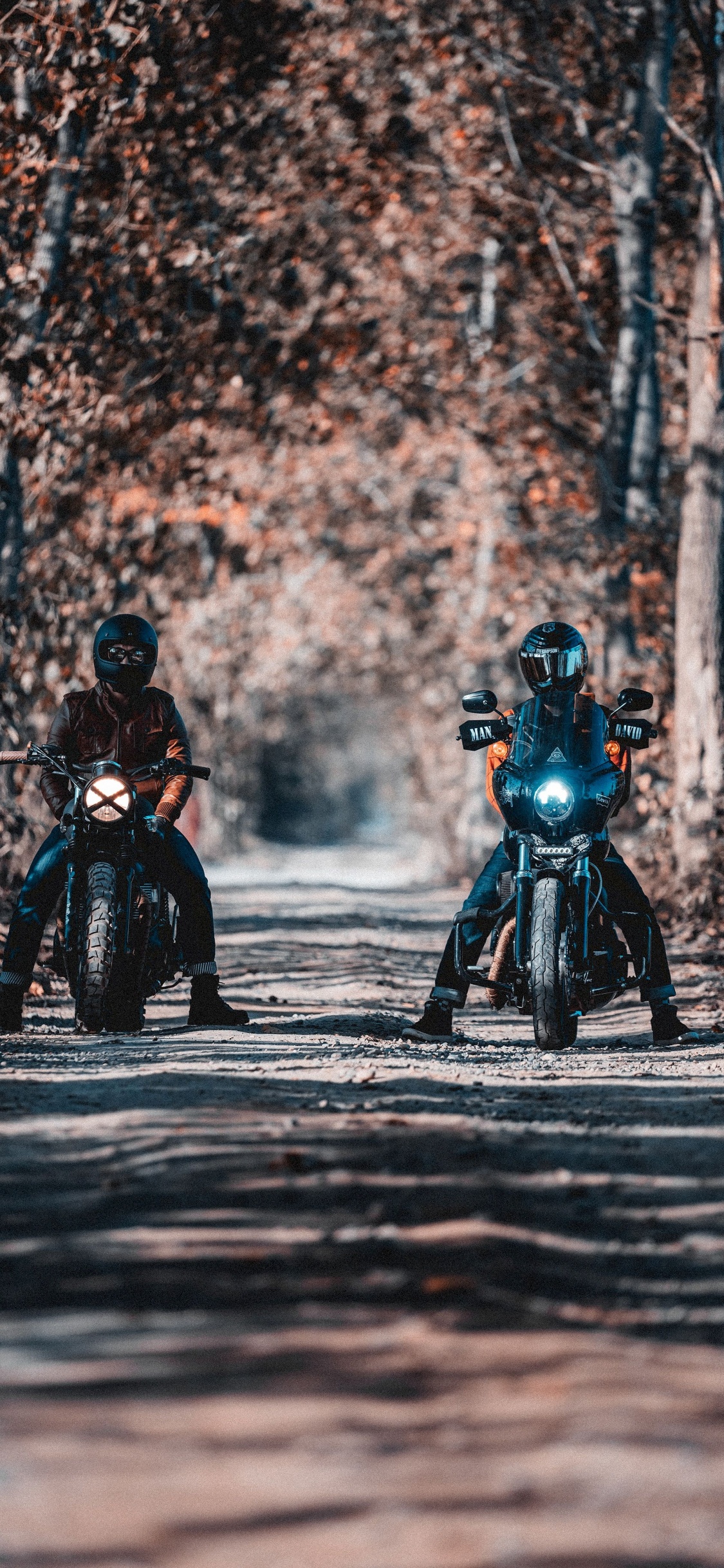2 Personne en Costume Noir Équitation Moto Sur Route Pendant la Journée. Wallpaper in 1125x2436 Resolution