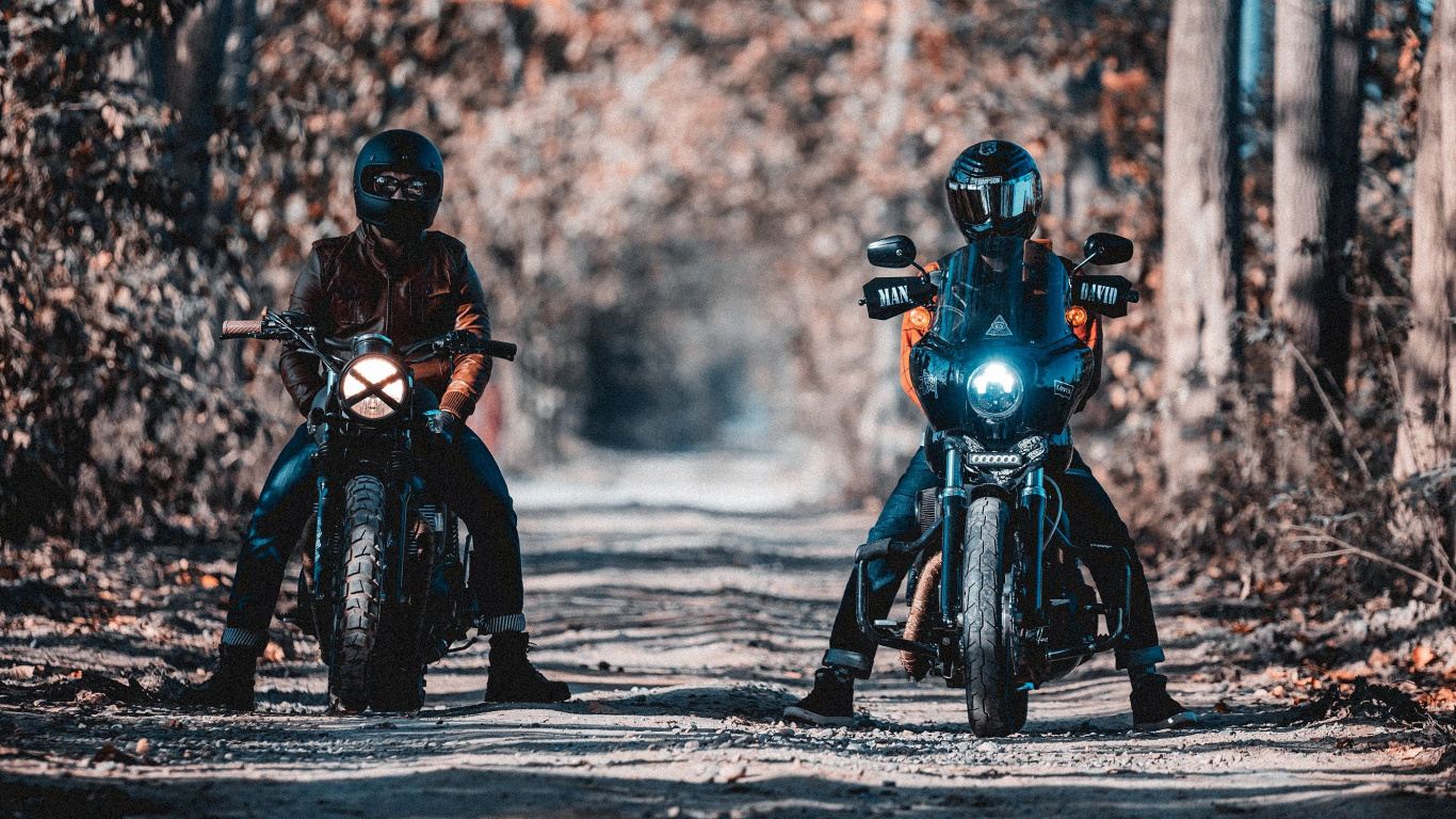 2 Personne en Costume Noir Équitation Moto Sur Route Pendant la Journée. Wallpaper in 1366x768 Resolution