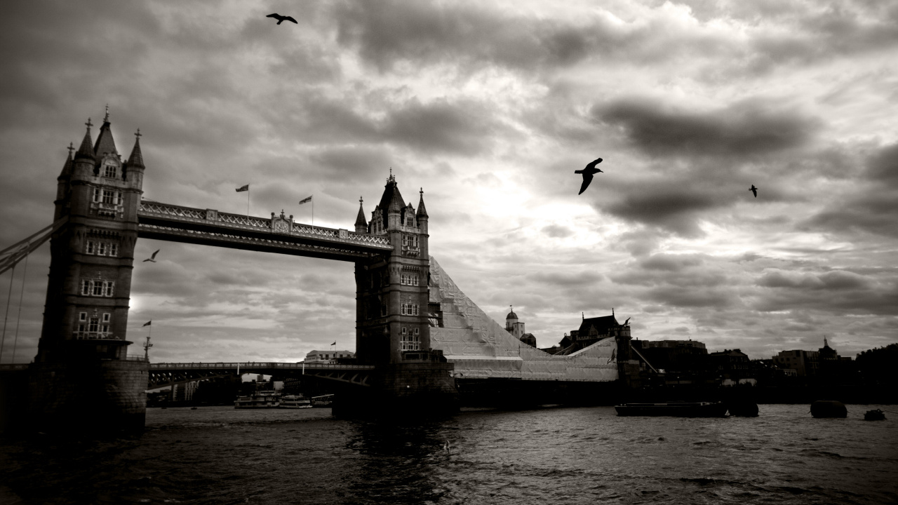 Photo en Niveaux de Gris D'un Pont Au-dessus D'un Plan D'eau. Wallpaper in 1280x720 Resolution