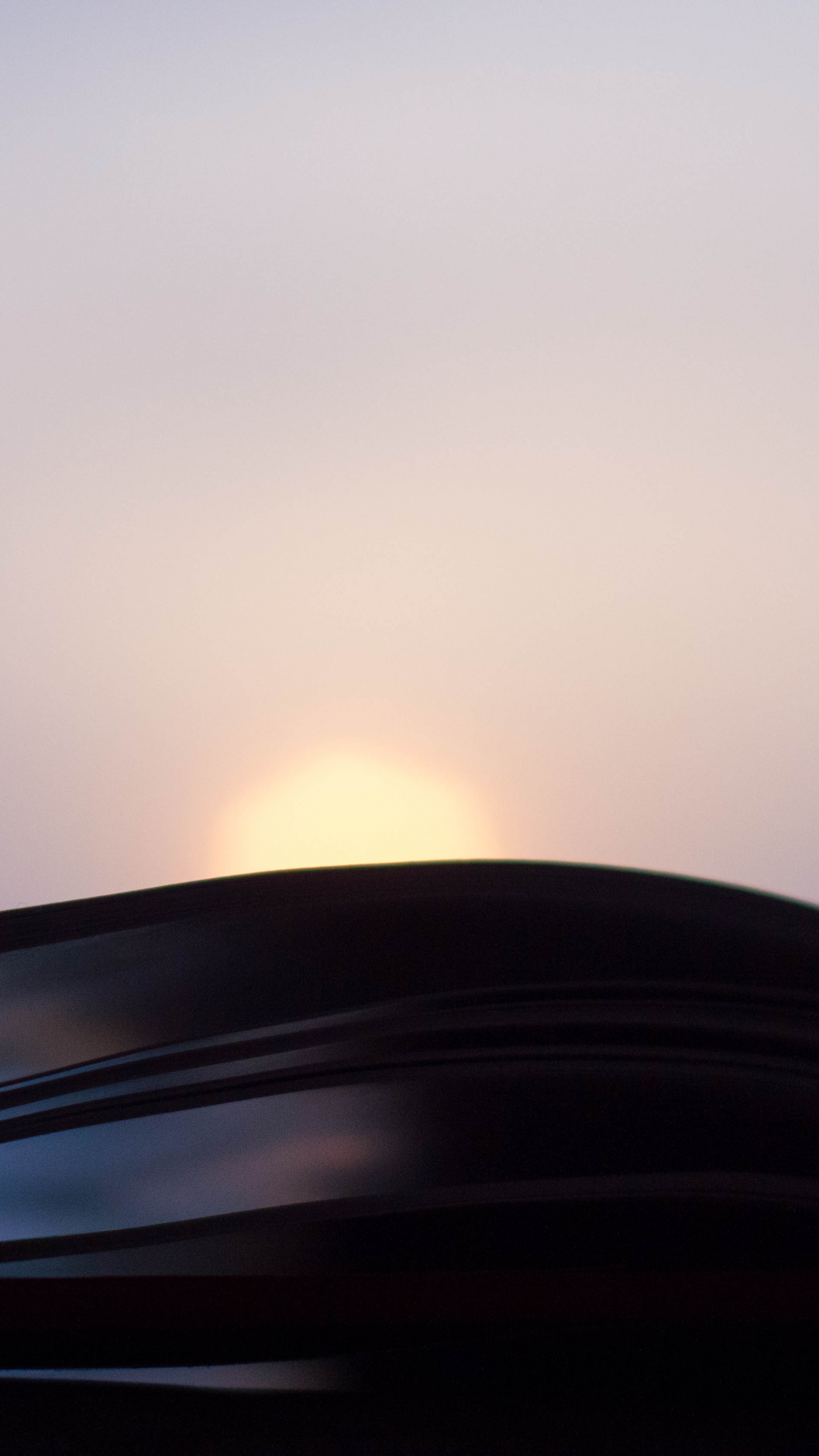 Schwarzes Auto Auf Der Straße Bei Sonnenuntergang. Wallpaper in 1440x2560 Resolution