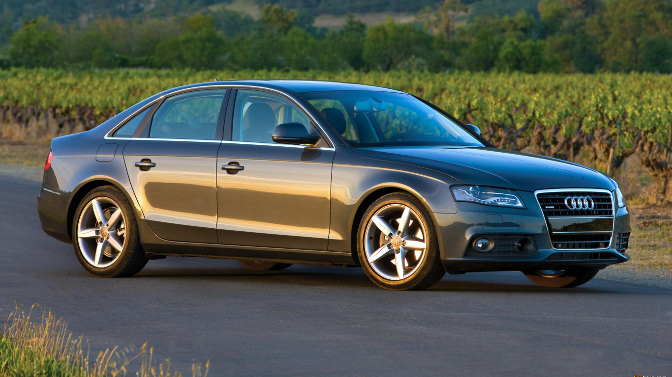 Braune Mercedes-Benz-Limousine Tagsüber Unterwegs. Wallpaper in 1366x768 Resolution