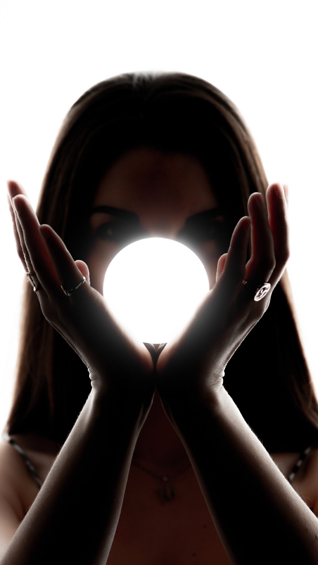 Mujer Cubriendo su Rostro Con Sus Manos. Wallpaper in 1080x1920 Resolution