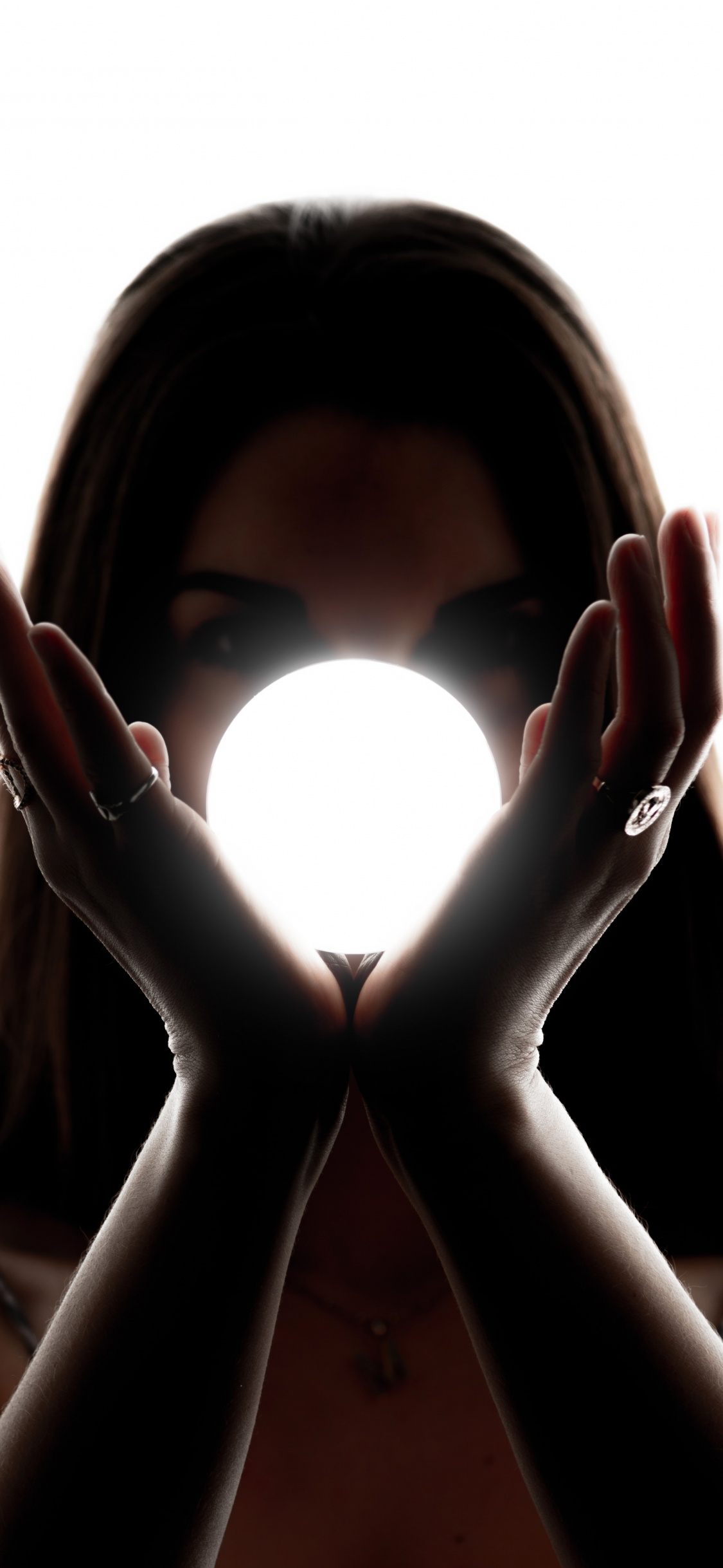 Femme Couvrant Son Visage Avec Ses Mains. Wallpaper in 1125x2436 Resolution