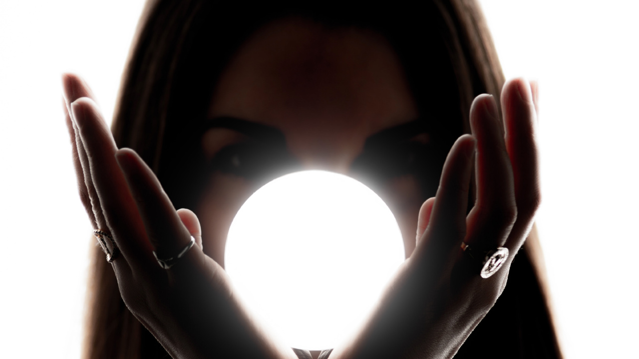 Femme Couvrant Son Visage Avec Ses Mains. Wallpaper in 1280x720 Resolution