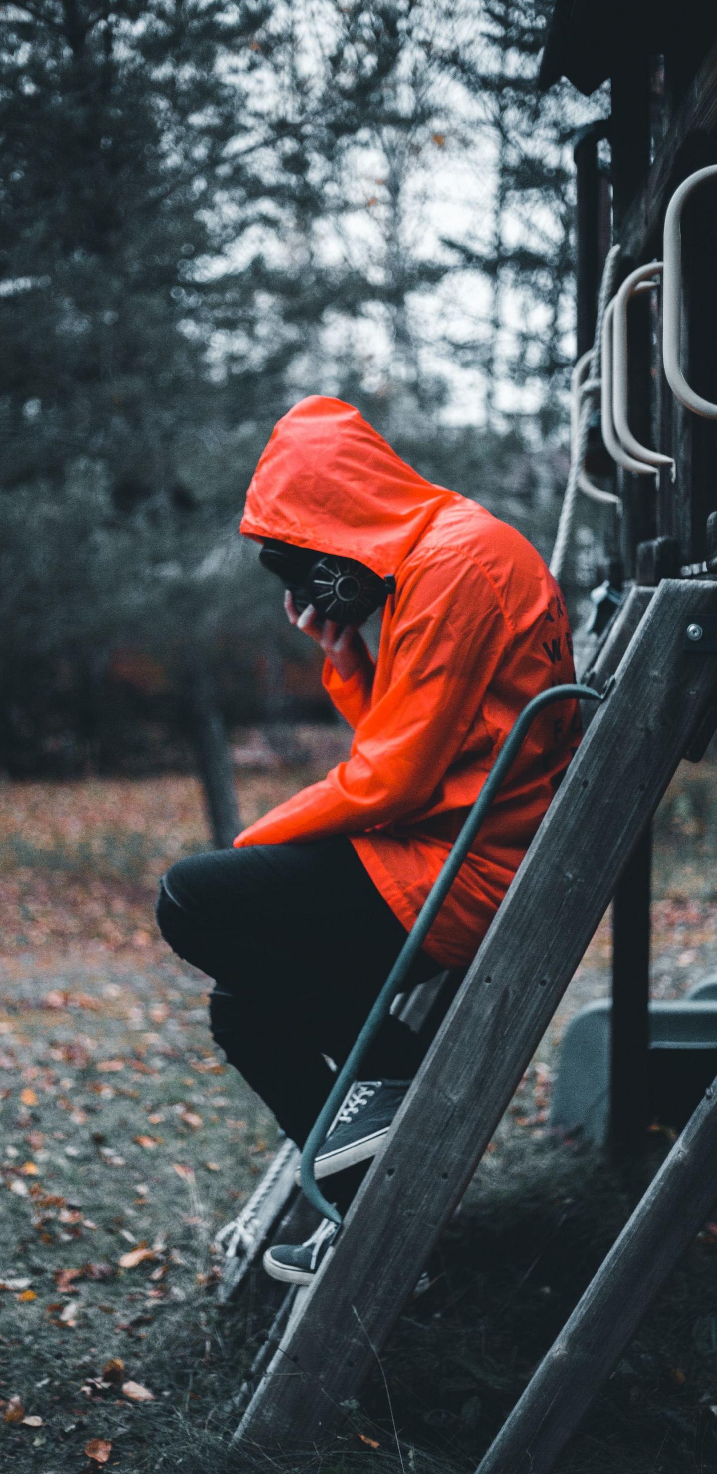 Homme en Sweat à Capuche Orange et Pantalon Noir Assis Sur Une Échelle en Bois Marron. Wallpaper in 1440x2960 Resolution