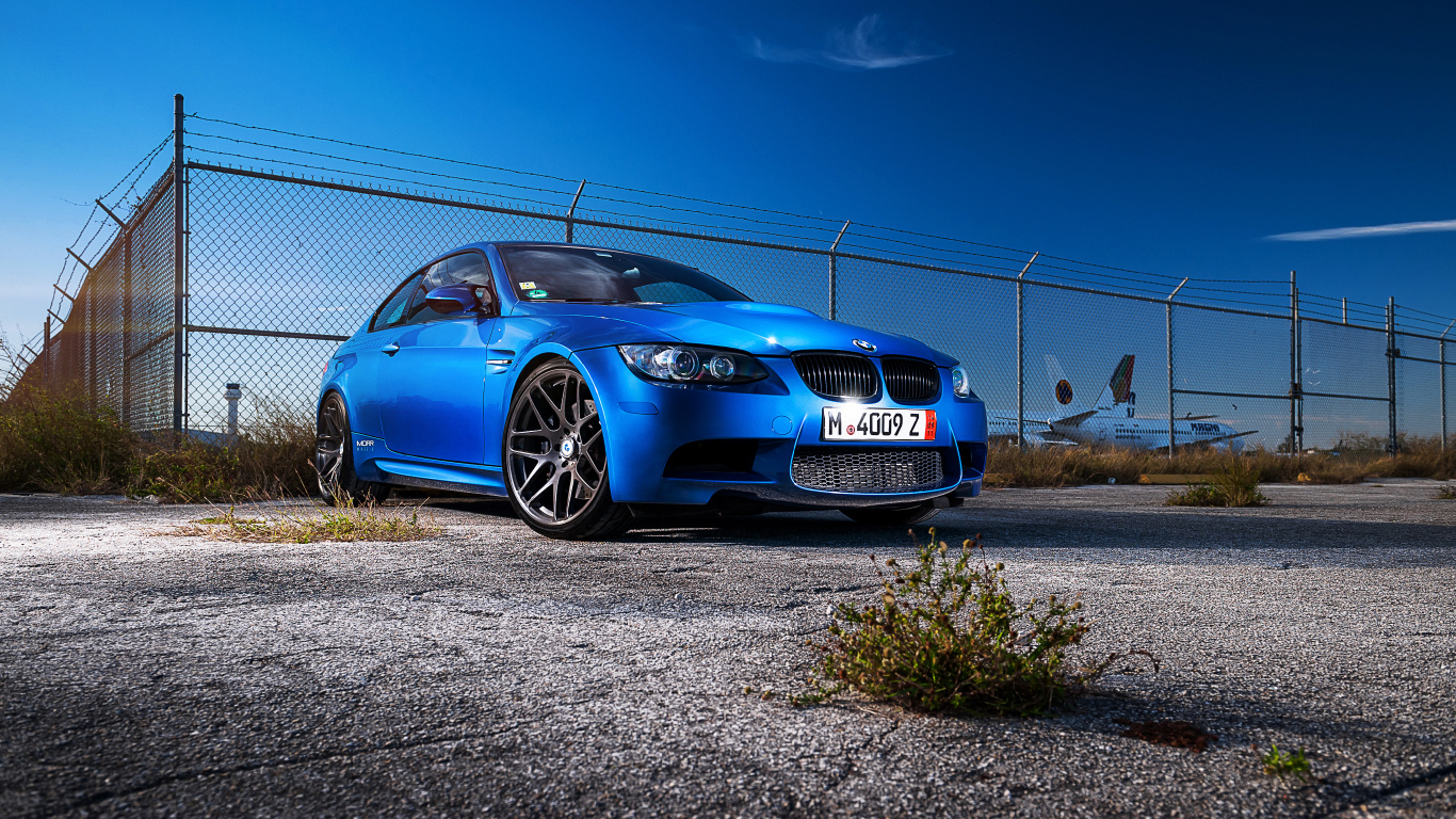 BMW m 3 Coupé Bleu Garé Sur Champ Brun Pendant la Journée. Wallpaper in 1366x768 Resolution
