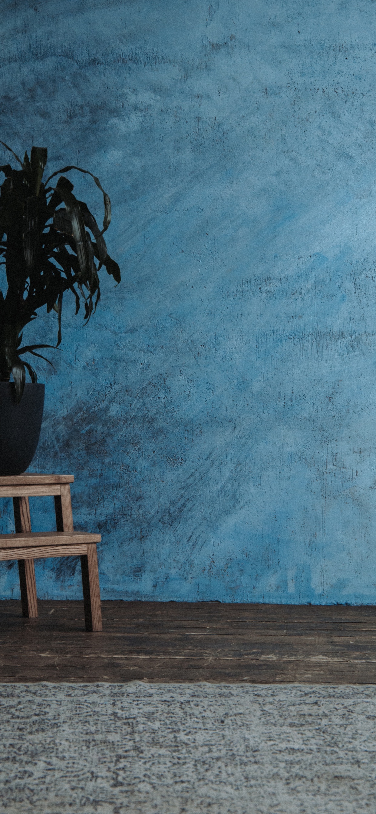 Mesa de Madera Marrón Junto a la Pared Pintada de Azul. Wallpaper in 1242x2688 Resolution