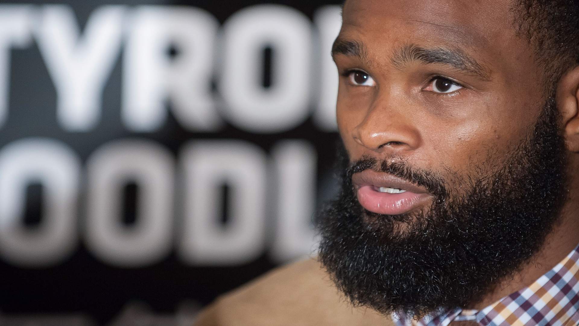 Mann Mit Schwarzem Bart Und Schnurrbart. Wallpaper in 1920x1080 Resolution