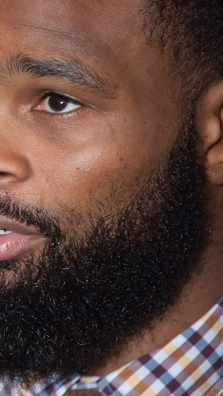 Homme Avec Barbe Noire et Moustache. Wallpaper in 750x1334 Resolution