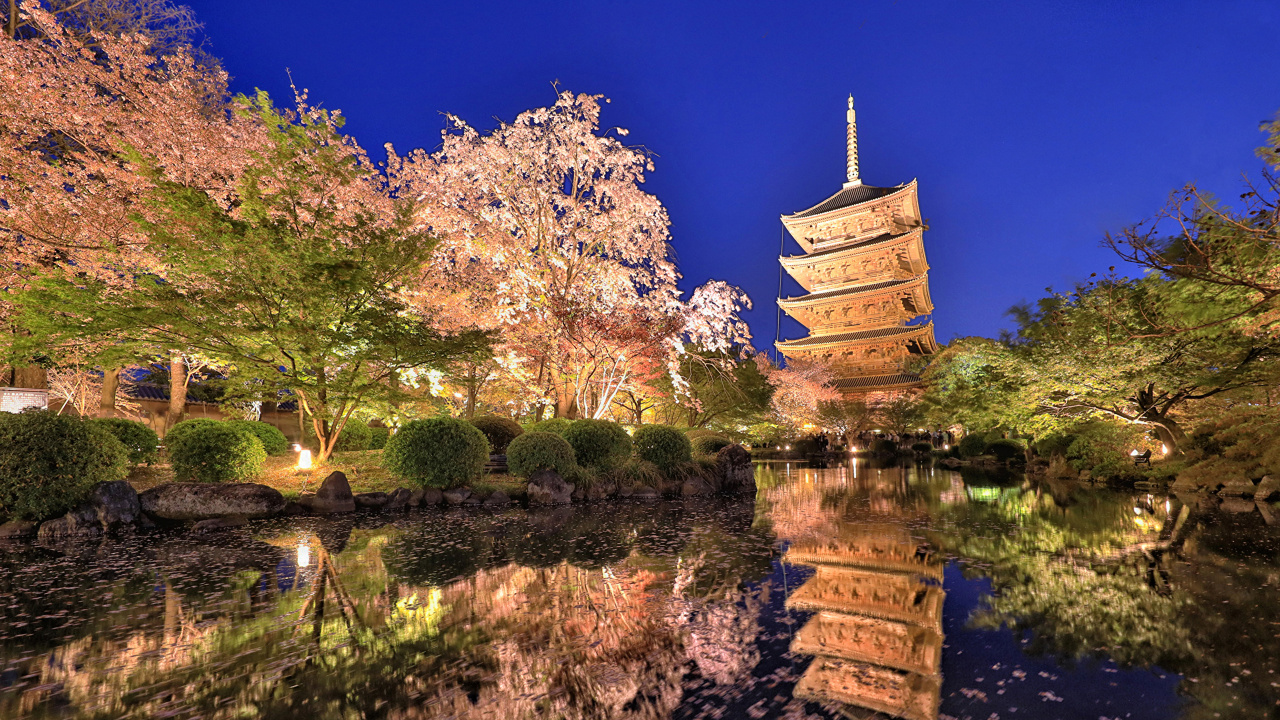 Brown Concrete Building Near Body of Water During Daytime. Wallpaper in 1280x720 Resolution
