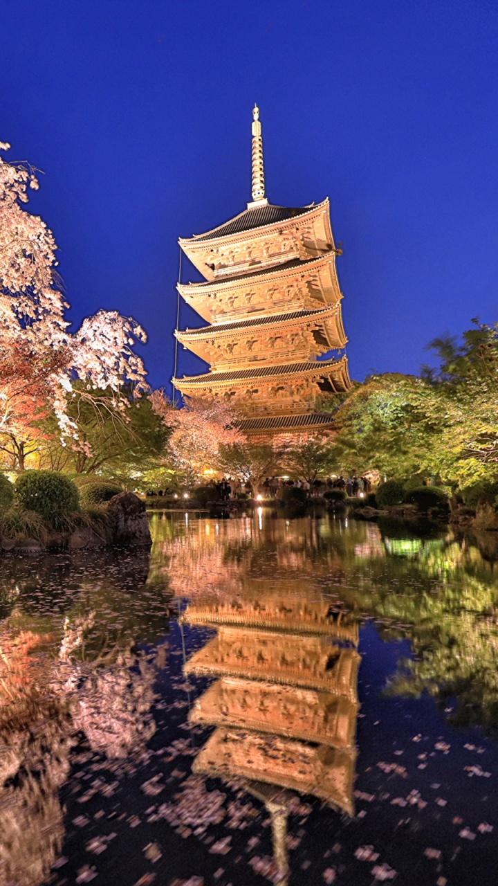 Brown Concrete Building Near Body of Water During Daytime. Wallpaper in 720x1280 Resolution