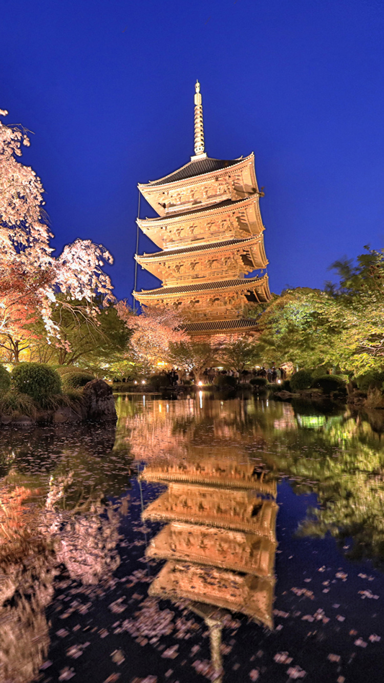 Braunes Betongebäude in Der Nähe Eines Gewässers Tagsüber. Wallpaper in 750x1334 Resolution