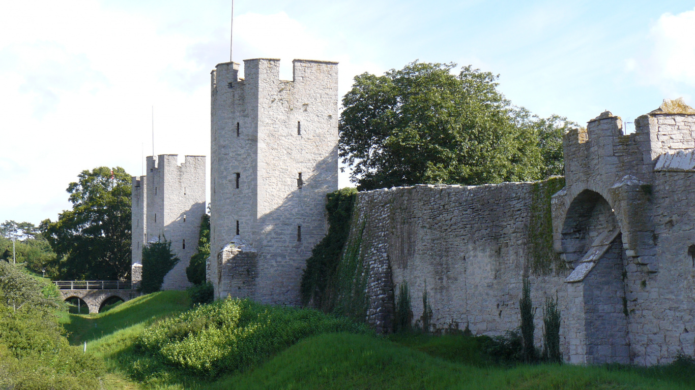 Gray Concrete Building on Green Grass Field During Daytime. Wallpaper in 1366x768 Resolution