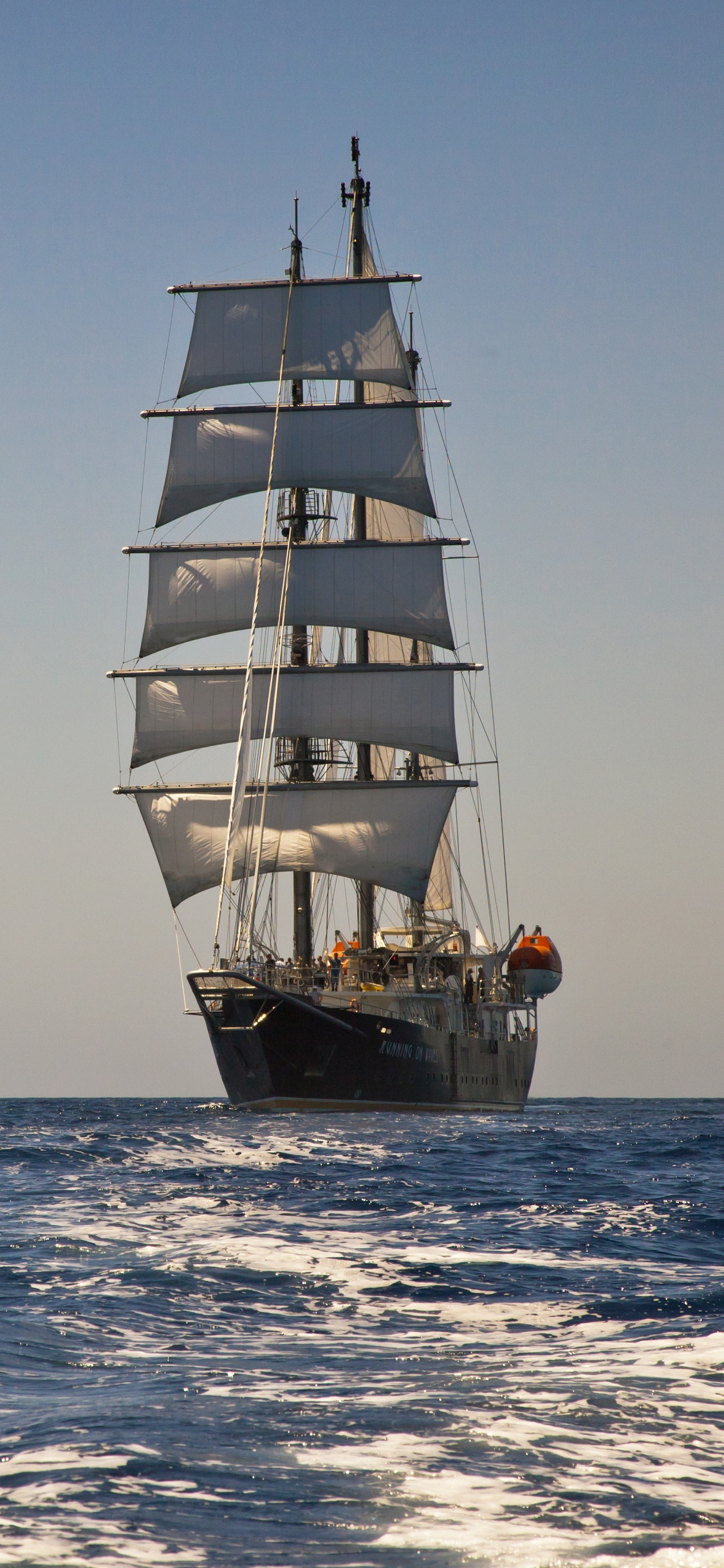 Velero Marrón en el Mar Durante el Día. Wallpaper in 1125x2436 Resolution