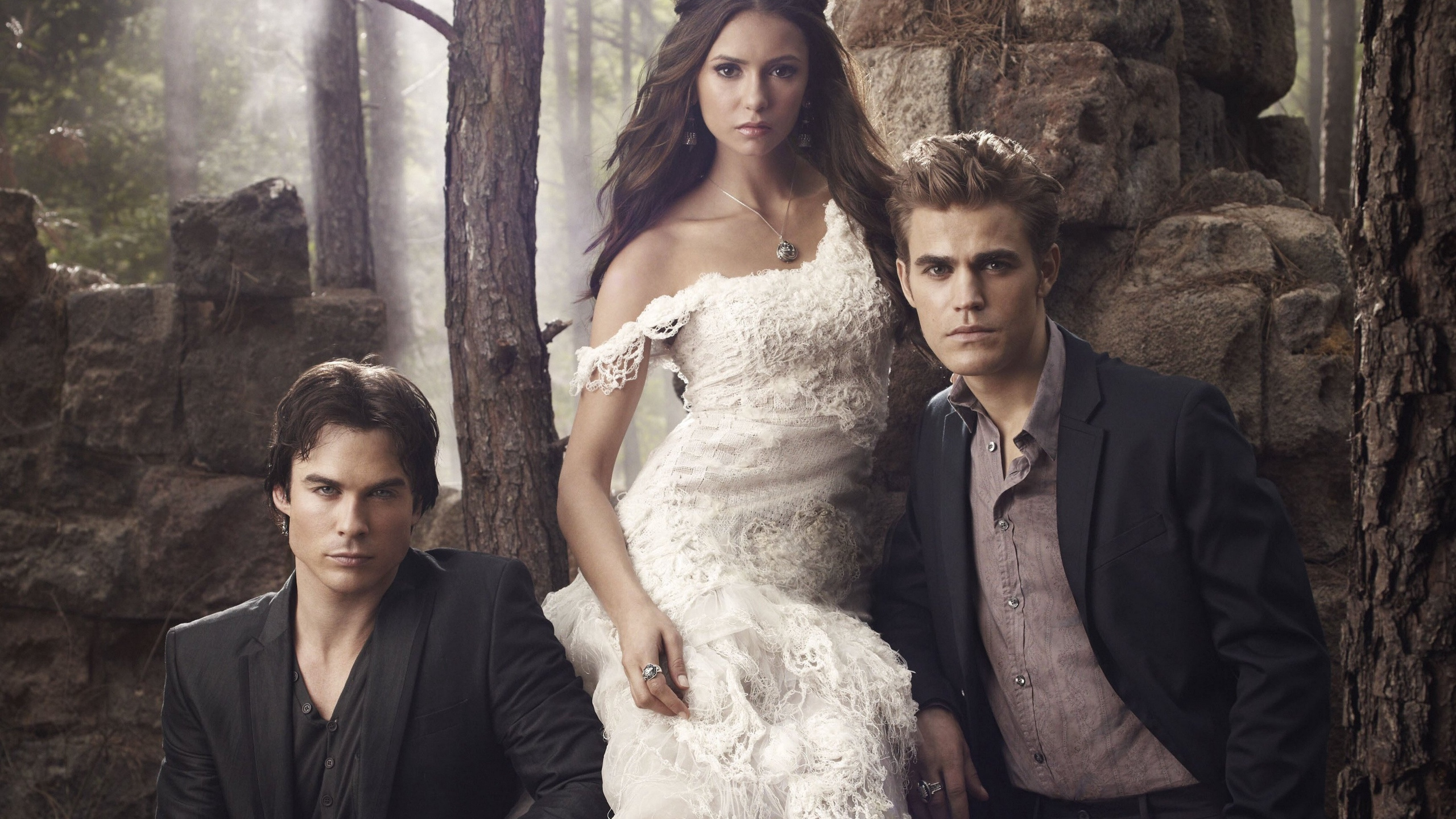 Frau im Weißen Hochzeitskleid Neben Mann im Schwarzen Anzug. Wallpaper in 2560x1440 Resolution