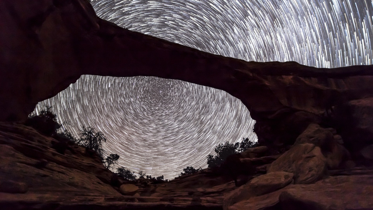 Formation Rocheuse Brune Avec Arbre Blanc et Brun. Wallpaper in 1280x720 Resolution