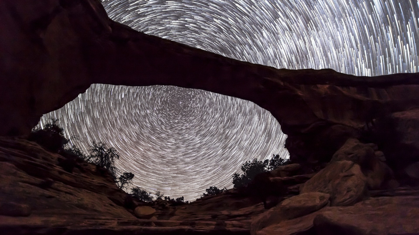 Formation Rocheuse Brune Avec Arbre Blanc et Brun. Wallpaper in 1366x768 Resolution