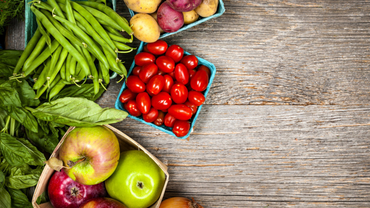 Fruits Ronds Rouges Sur Une Table en Bois Marron. Wallpaper in 1280x720 Resolution