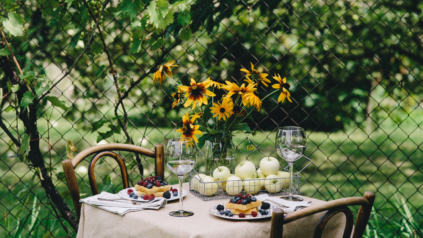 Nappe Blanche Avec Des Chaises. Wallpaper in 1366x768 Resolution