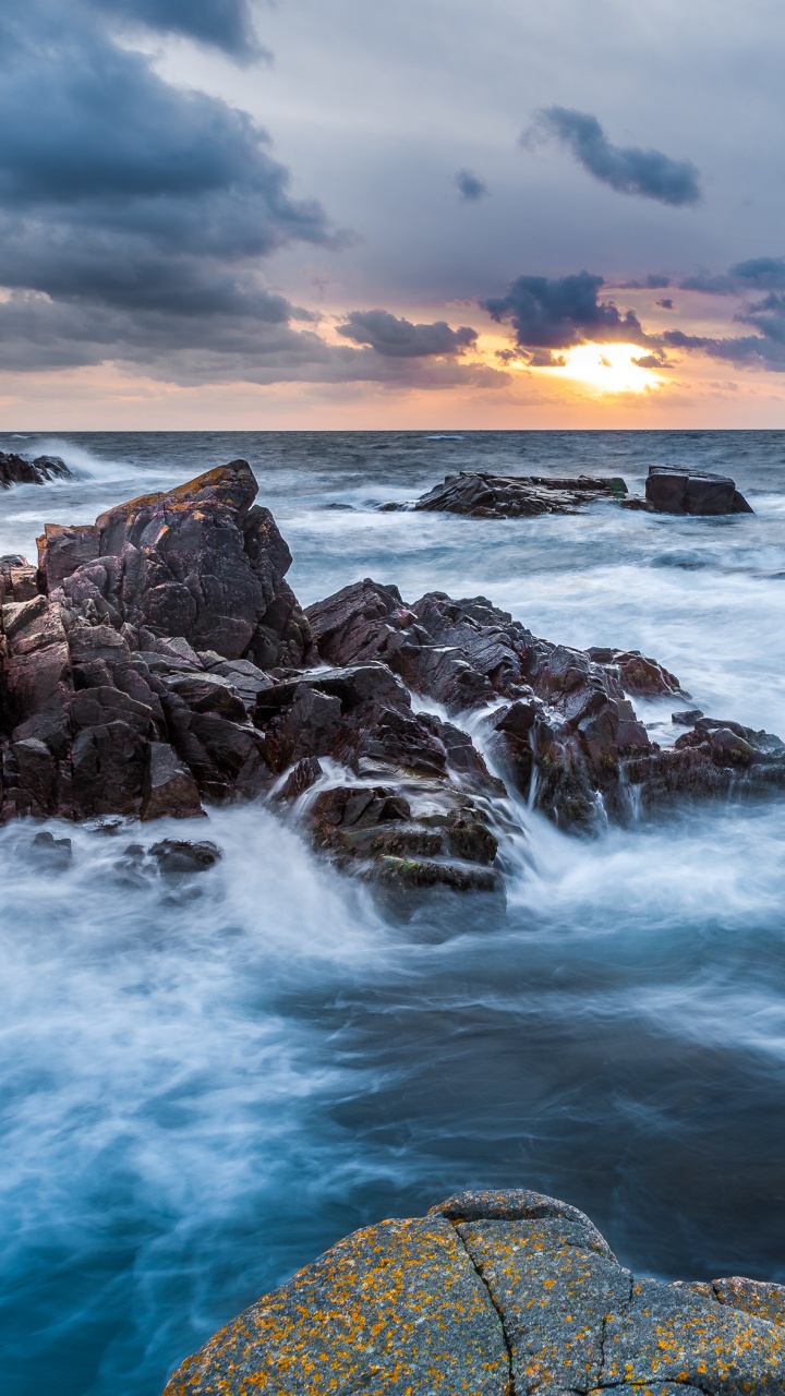 Côte Rocheuse Avec Des Vagues de L'océan Sous un Ciel Nuageux Pendant la Journée. Wallpaper in 720x1280 Resolution